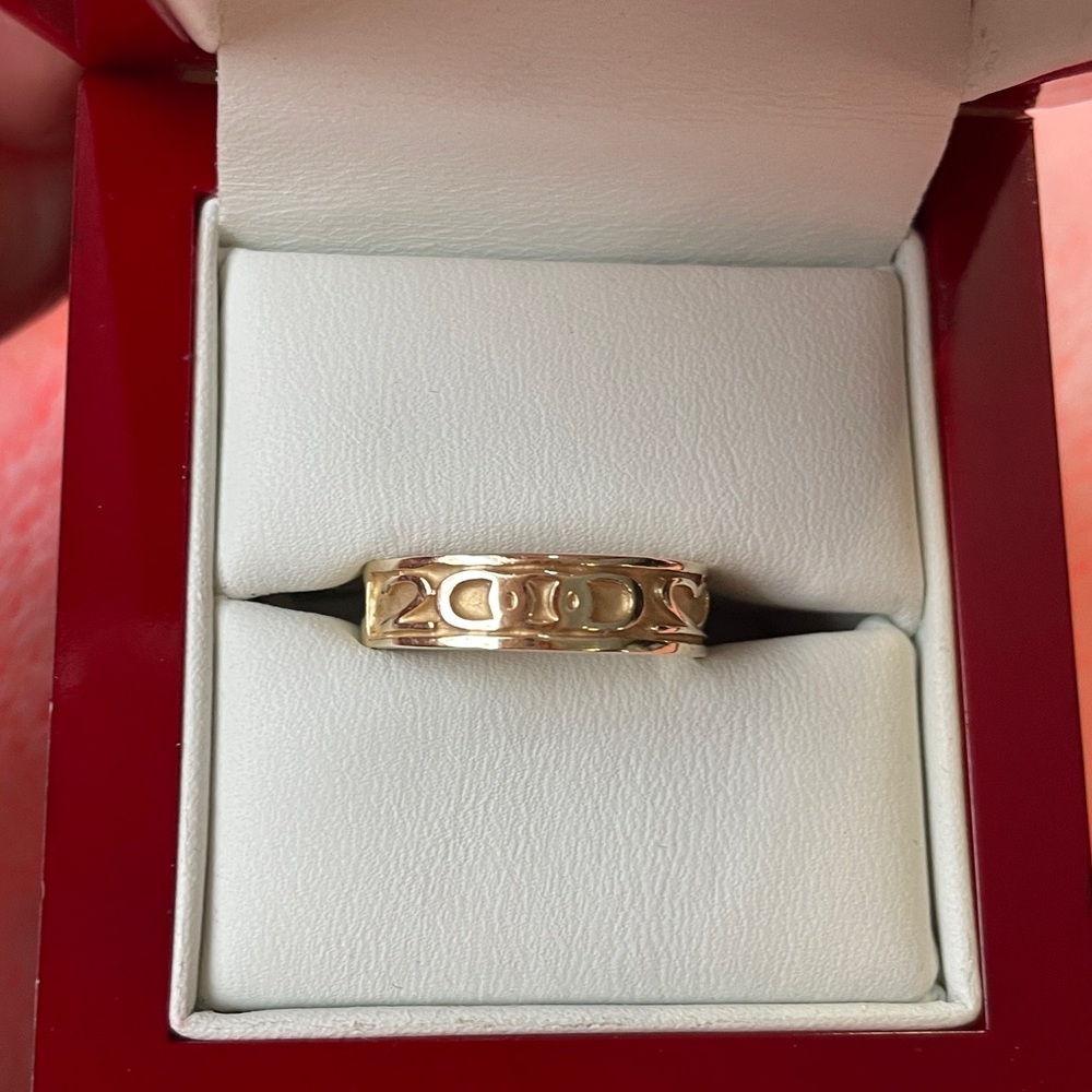 10kt CUSTOM, Designed for the Millennium Year 2000. 
Reads 2000 both ways!!
LOOK
